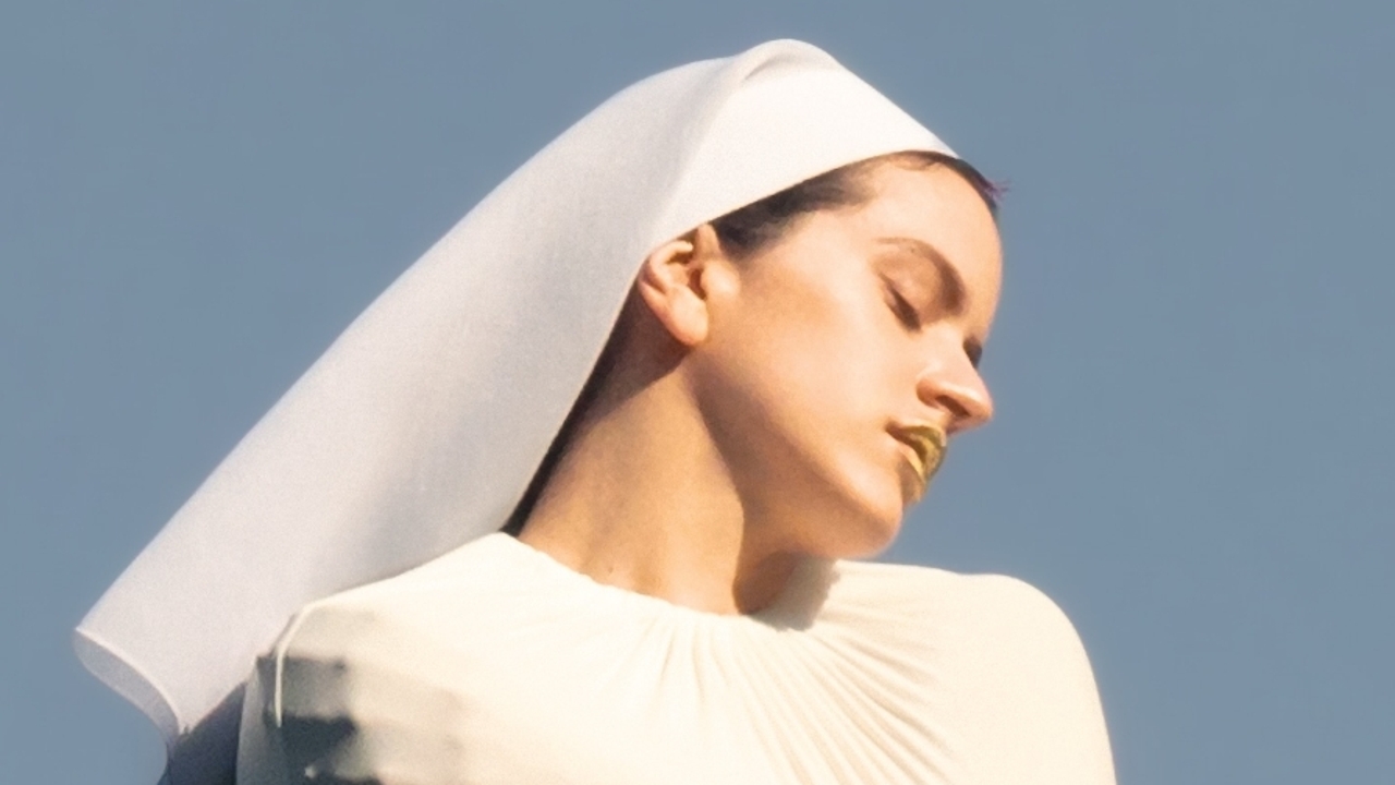 rosalia-completa-su-relacion-con-dios-en-el-album-‘lux’,-en-un-viaje-de-lo-terrenal-a-lo-divino
