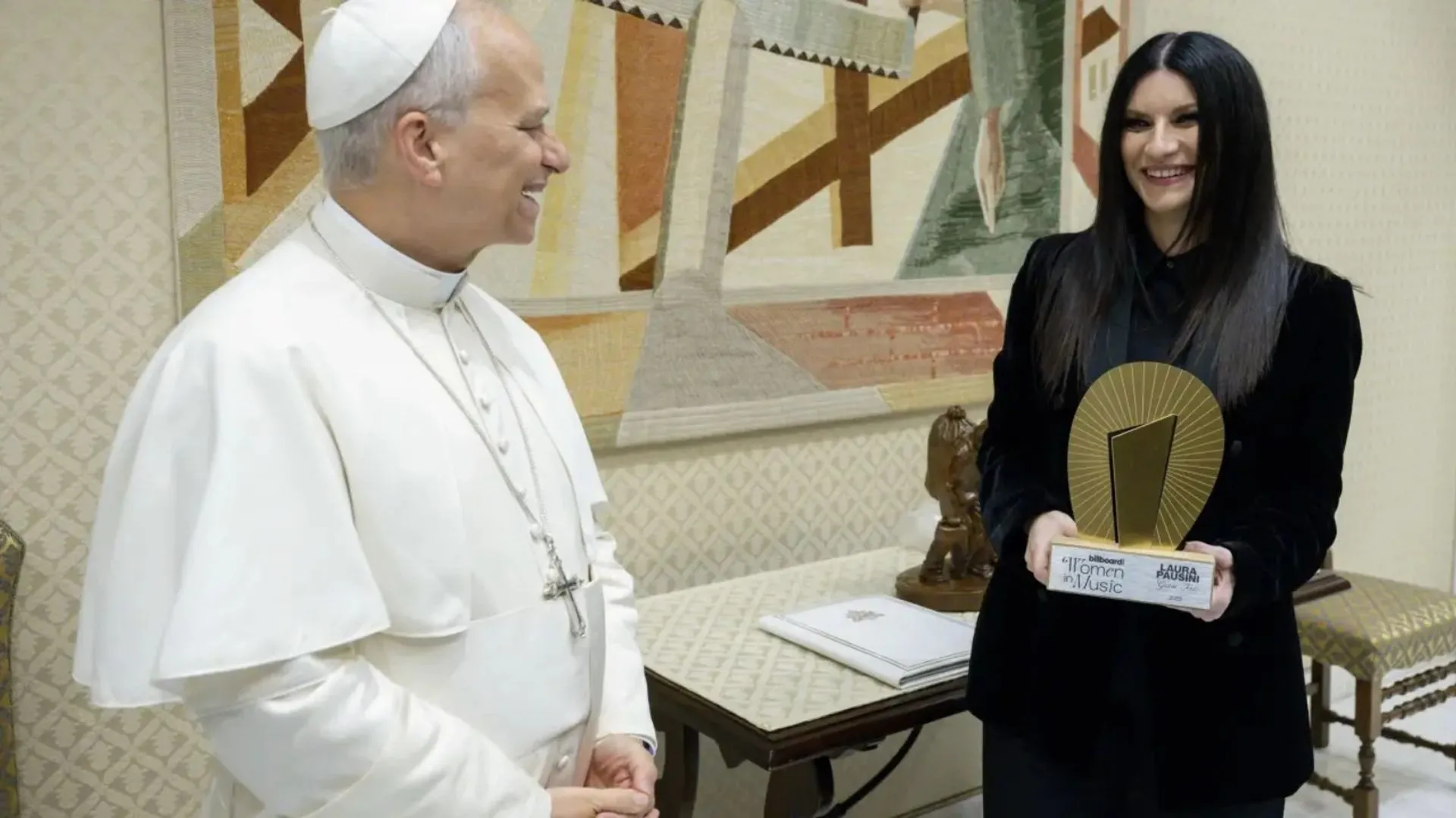 laura-pausini-le-regala-una-cancion-inedita-a-leon-xiv-en-un-encuentro-en-el-vaticano