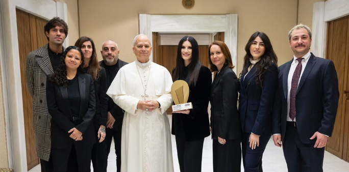 laura-pausini-hace-historia-en-el-vaticano-al-recibir-el-premio-‘global-icon’-de-billboard-italia