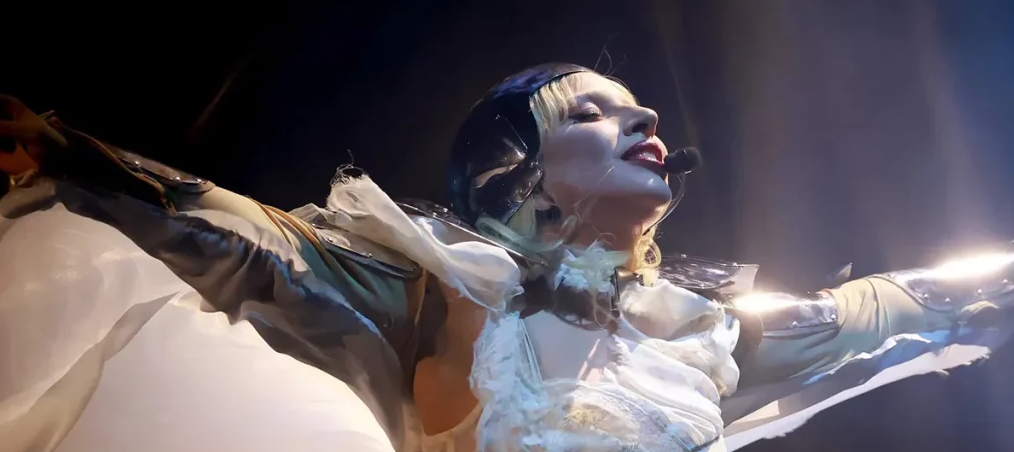 lady-gaga-se-emociona-en-su-primer-concierto-en-paris