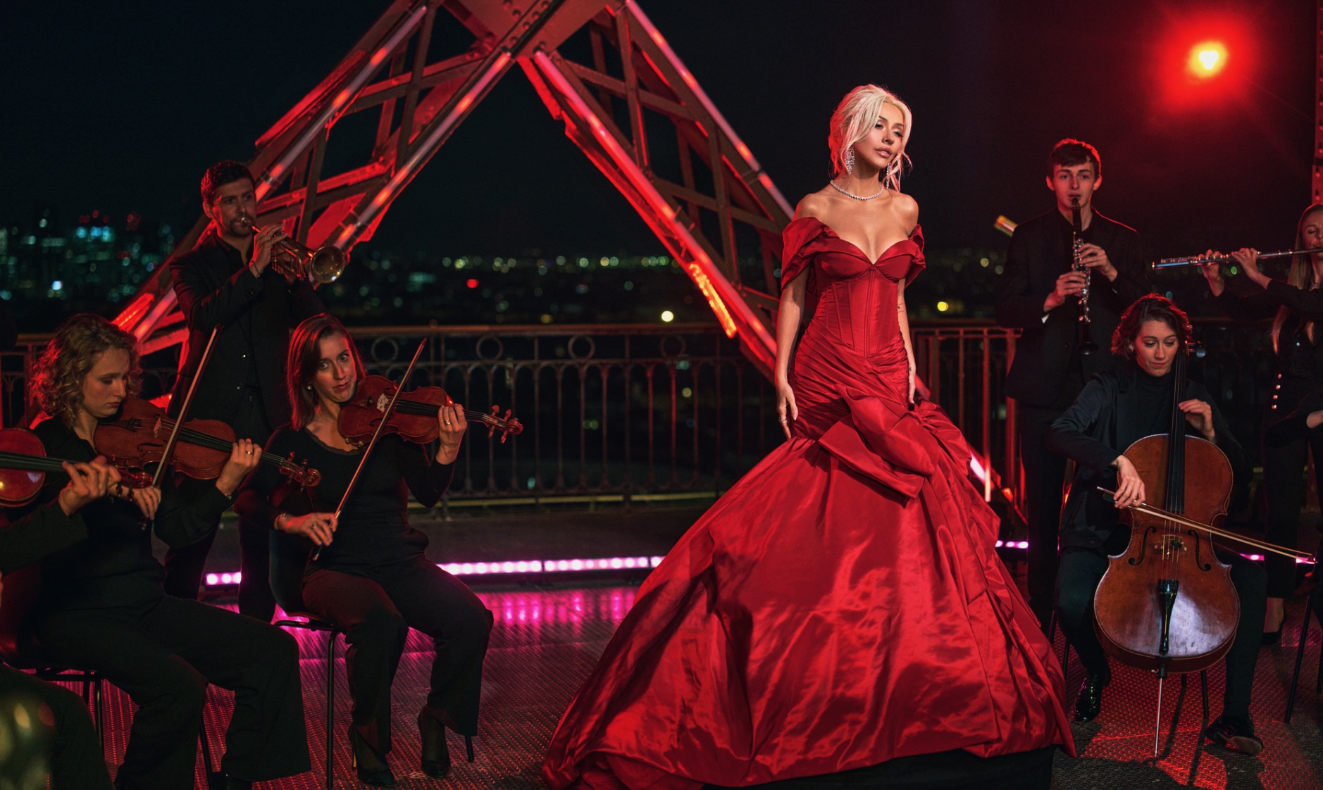 christina-aguilera-celebra-los-25-anos-de-‘my-kind-of-christmas’