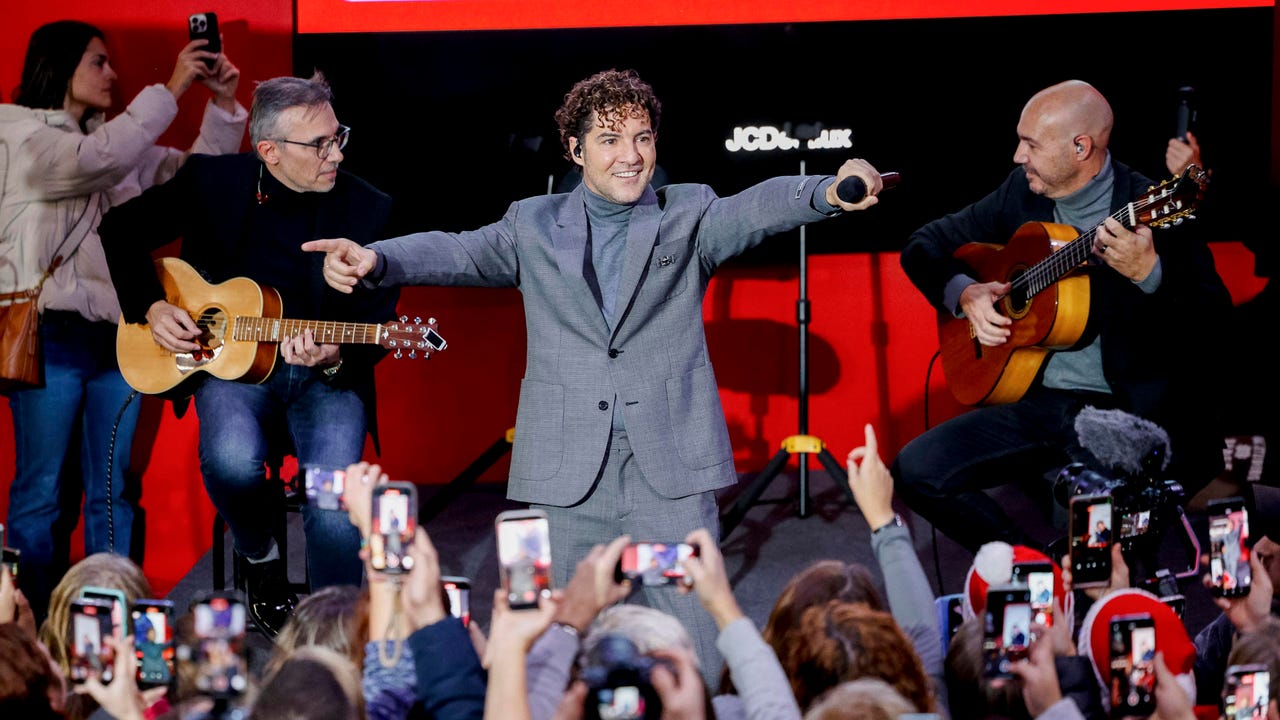 david-bisbal-da-un-concierto-sorpresa-en-la-estacion-de-puerta-del-sol-e-inaugura-el-tren-de-la-navidad