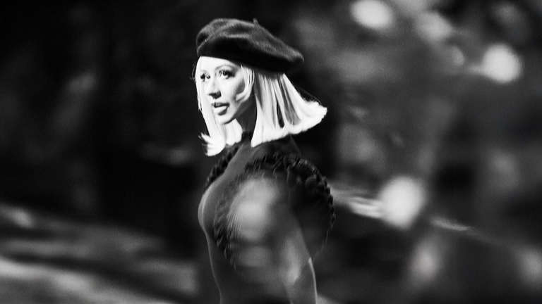 christina-aguilera-estrena-varias-actuaciones-del-especial-‘christmas-in-paris’