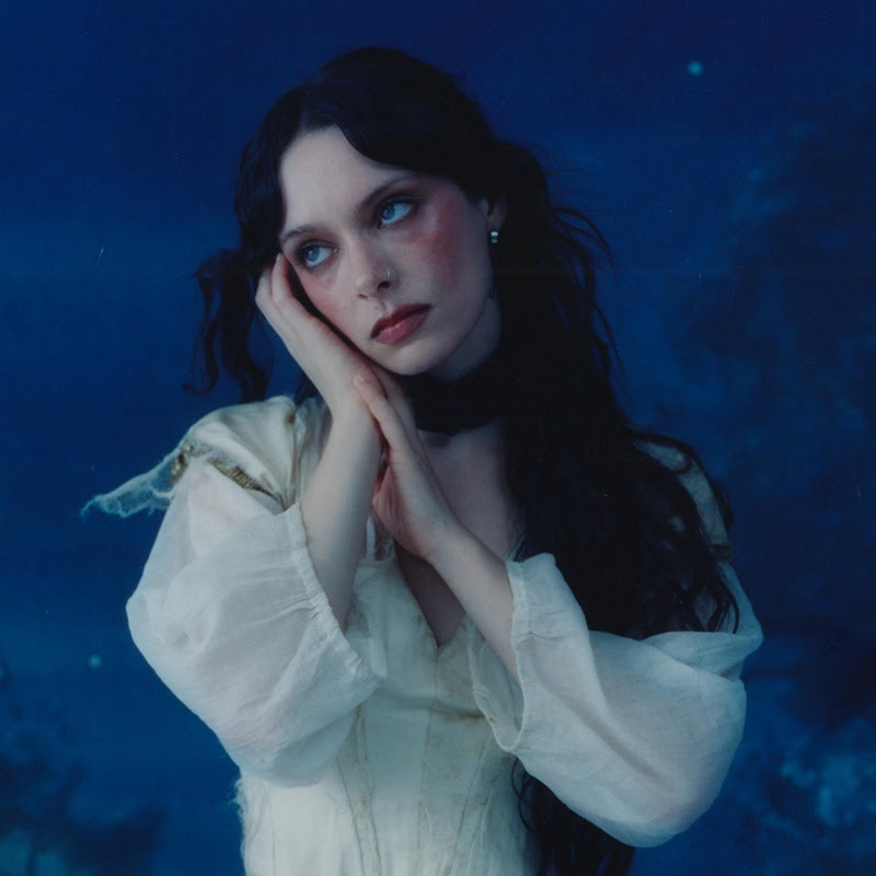 holly-humberstone-estrena-‘to-love-somebody’-anuncia-el-lanzamiento-de-‘cruel-world’