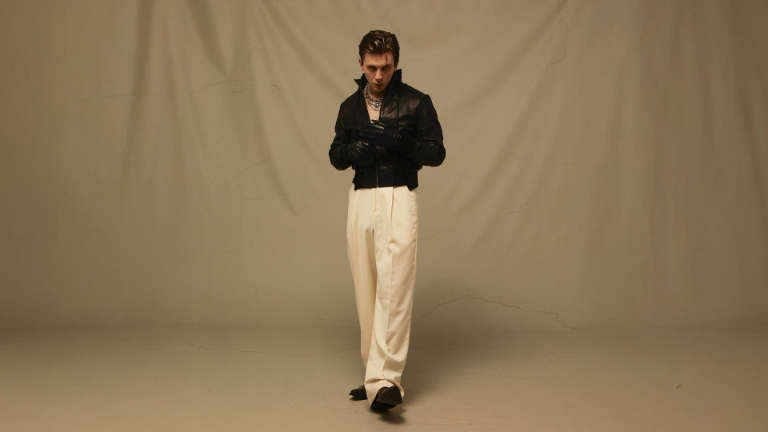 walls-logra-su-primer-top-1-en-albumes-y-‘dardos’-consolida-su-reinado-en-singles