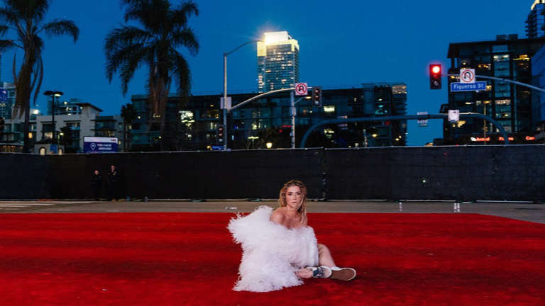 kesha-aprovecho-su-asistencia-a-los-grammy-para-grabar-un-video-casero-de-‘red-flag.’