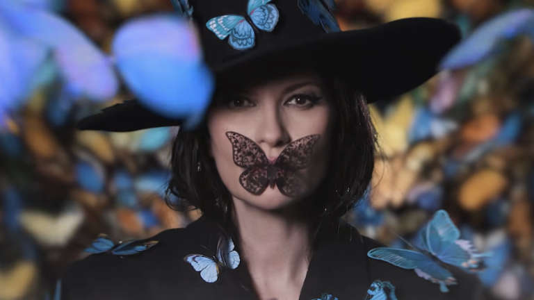 laura-pausini-estrena-su-version-del-tema-‘mariposa-tecknicolor’