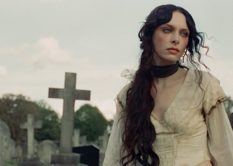 holly-humberstone-estrena-‘cruel-world’,-cancion-presta-titulo-a-su-nuevo-album