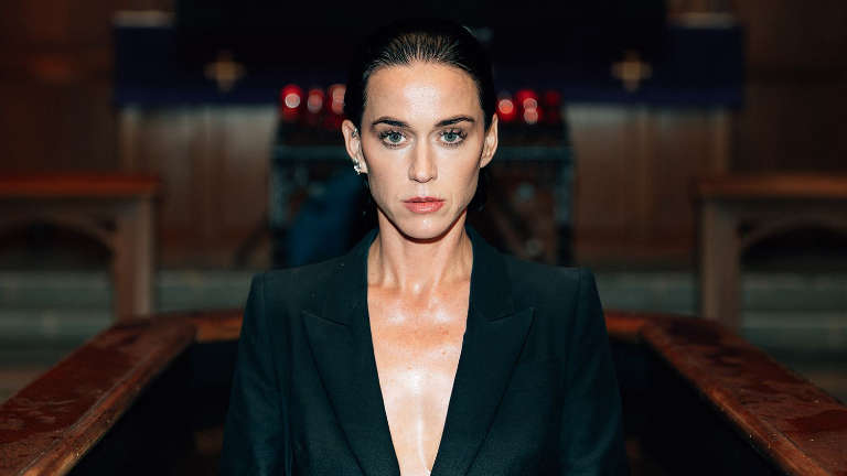 katy-perry-presenta-su-nuevo-single-‘watch-it-burn’