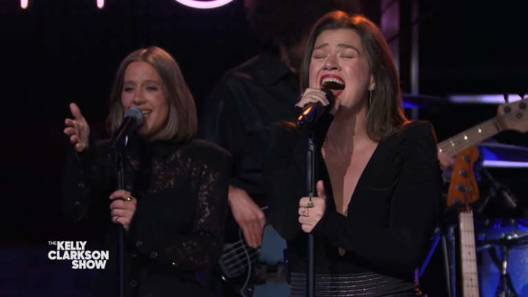kelly-clarkson-cierra-su-programa-con-una-version-viral-de-‘golden’-de-kpop-demon-hunters