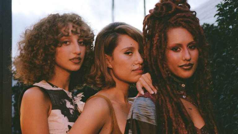 raye-estrena-el-videoclip-de-‘joy.’-junto-a-sus-hermanas-amma-y-absolutely