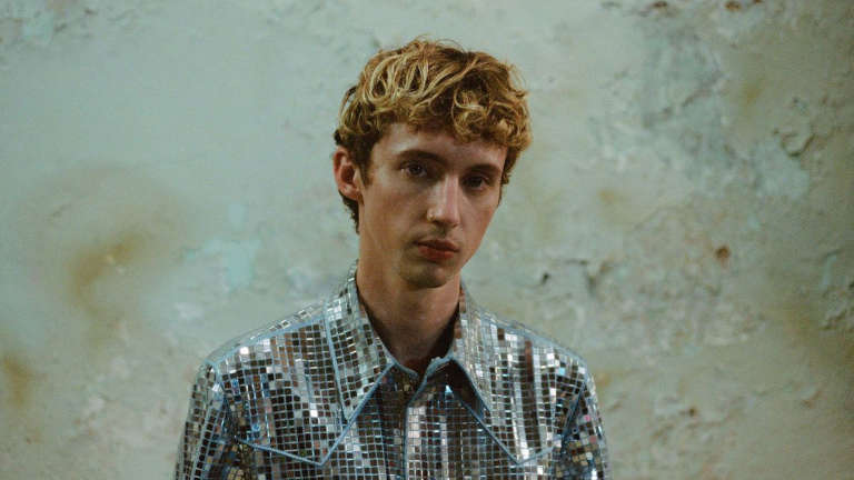 troye-sivan-samplea-a-madonna-en-‘party’,-segundo-adelanto-de-‘she’s-the-best’